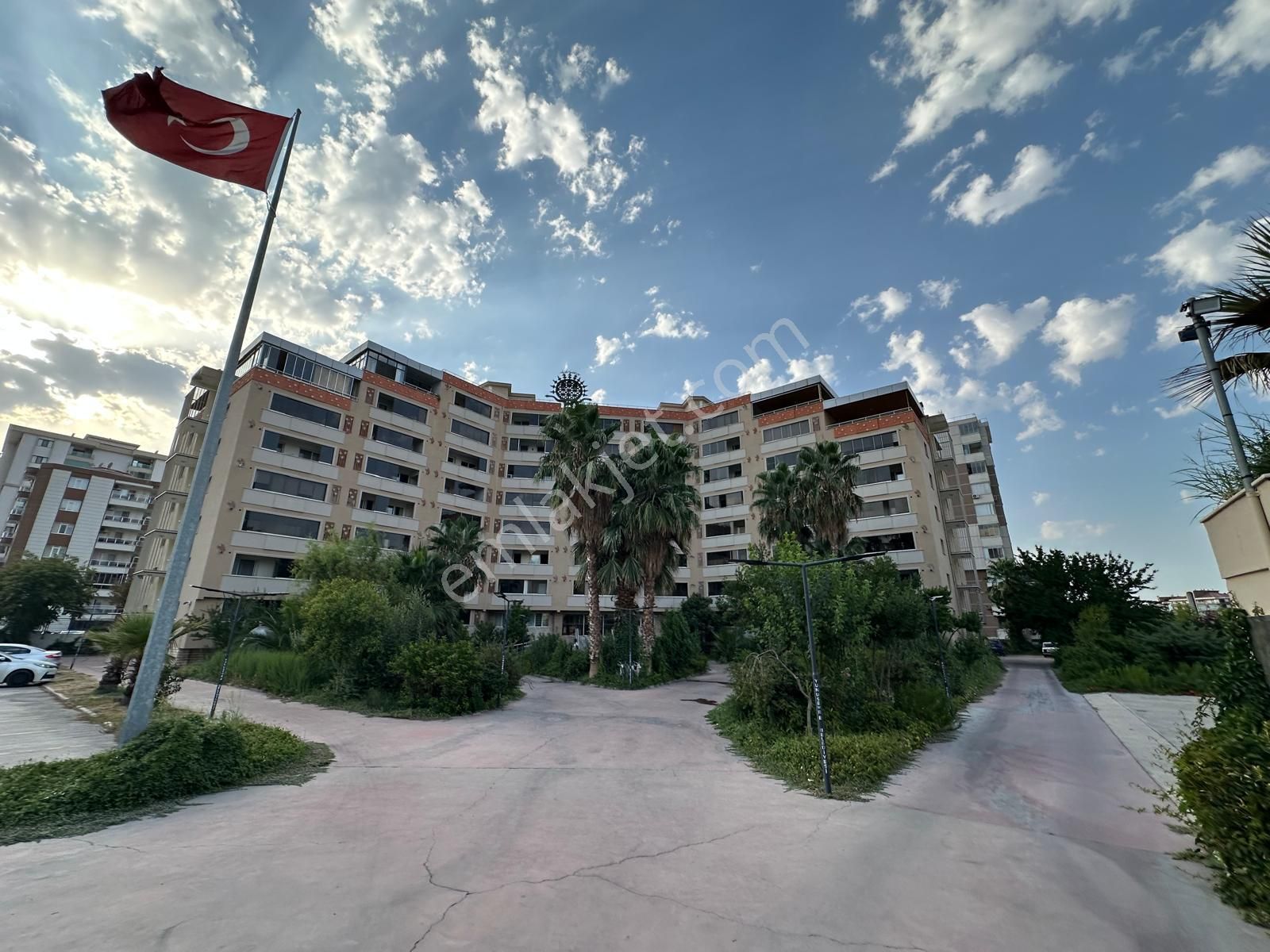 Zeki Emlak'tan Güzelyurt Mh Site İçerisinde Satılık 1+1 Daire