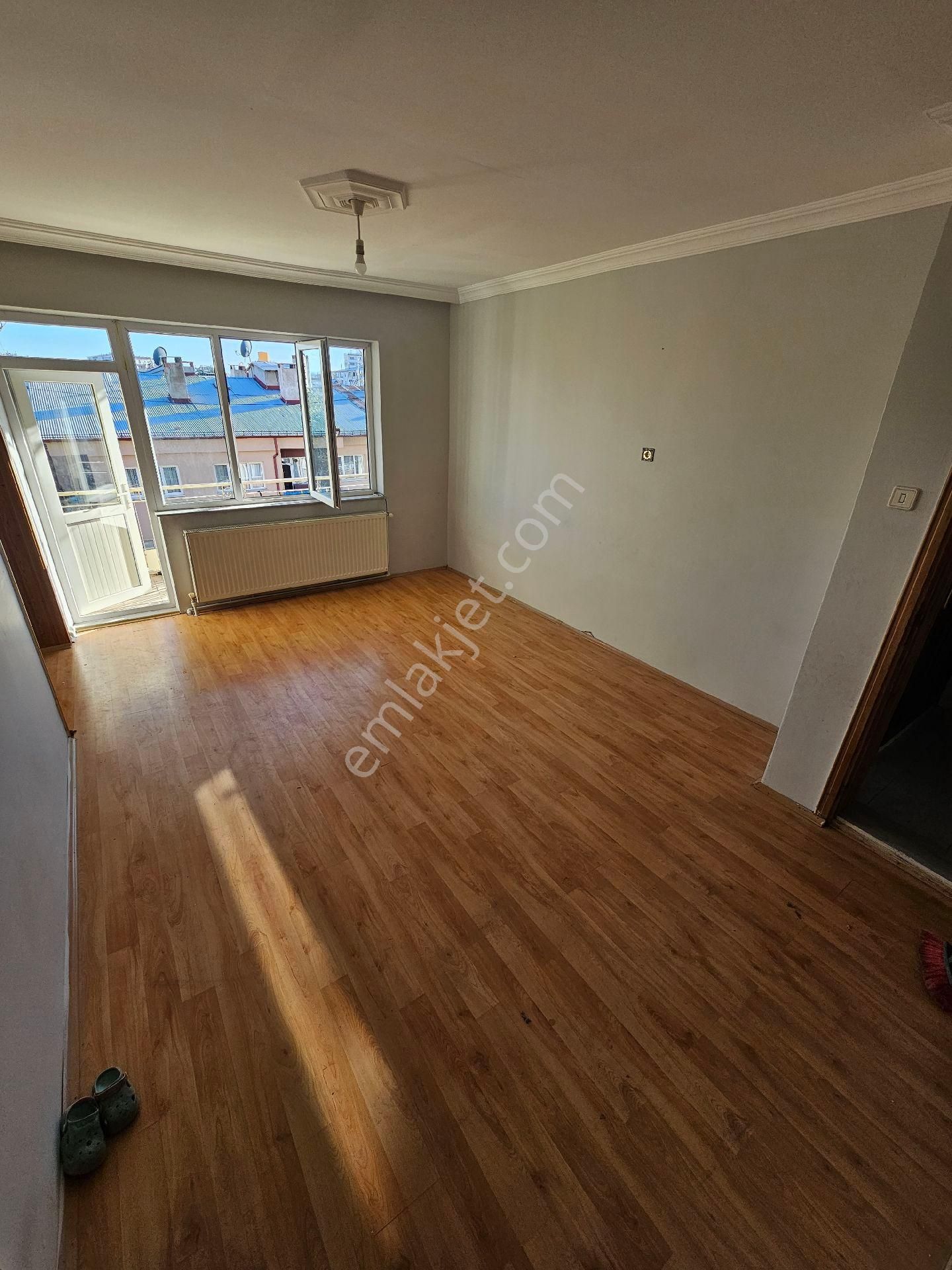 Sivas Yıldız Gayrimenkul'den İnönü Mah. Sazlı Göbek Arkası 3+1 Kiralık Daire!