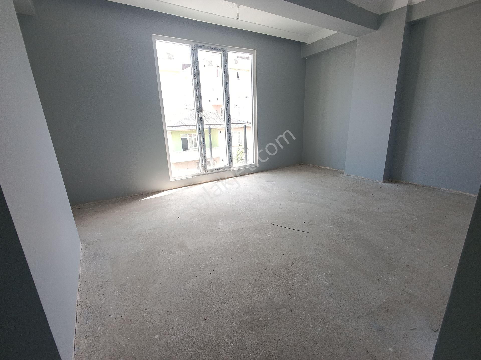 Pendik Esenyalı Fatih Mahallesi"de Sıfır Asansörlü Kapalı Açık Otoparklı Geniş Daire