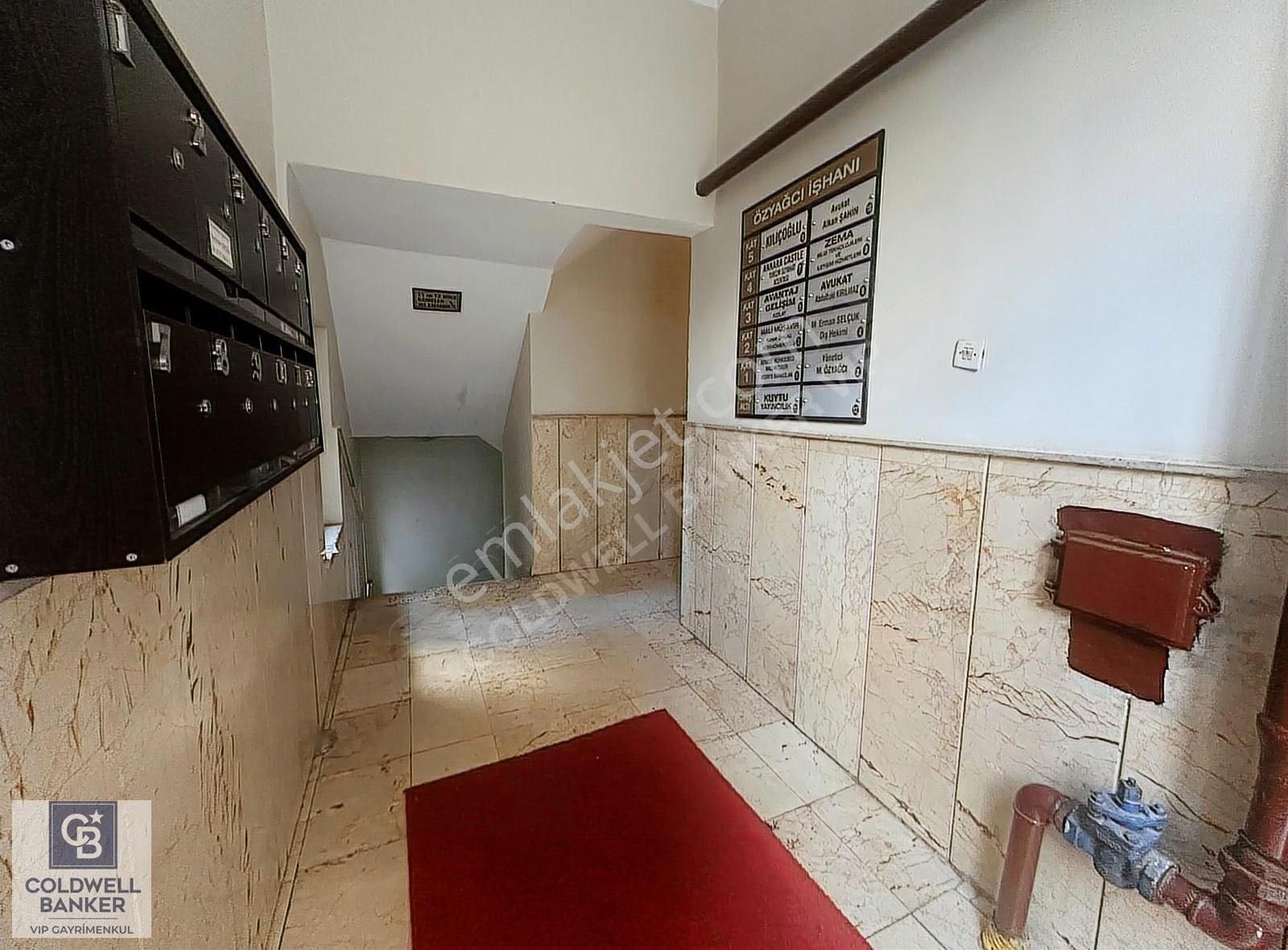 Menekşe-2'de Asansörlü İş Merkezinde Kiralık 2+1 Ofis - Görsel 12