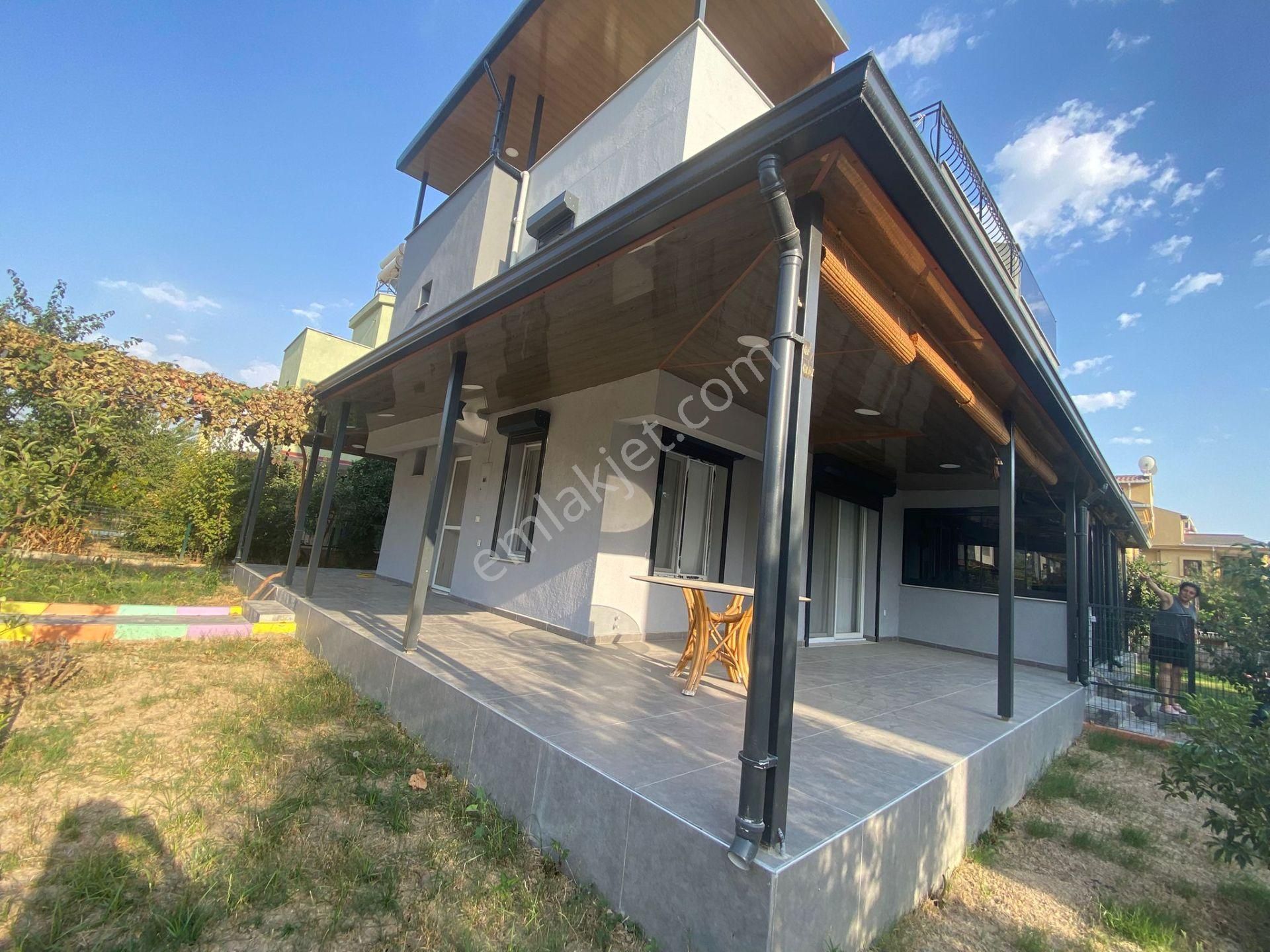 Kuşadası Yavansu'da Satılık Eşyalı 4+1 Triplex Bahçeli Villa