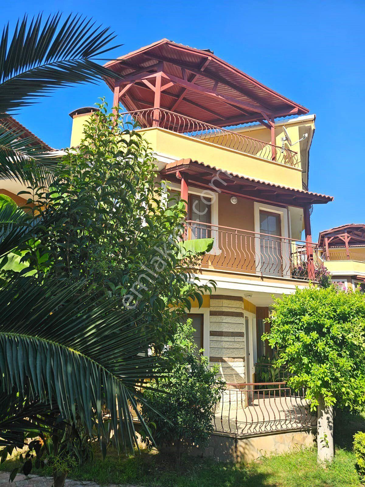 Manavgat Ilıca Mahallesinde Site İçesınde Satılık Trıpleks Villa