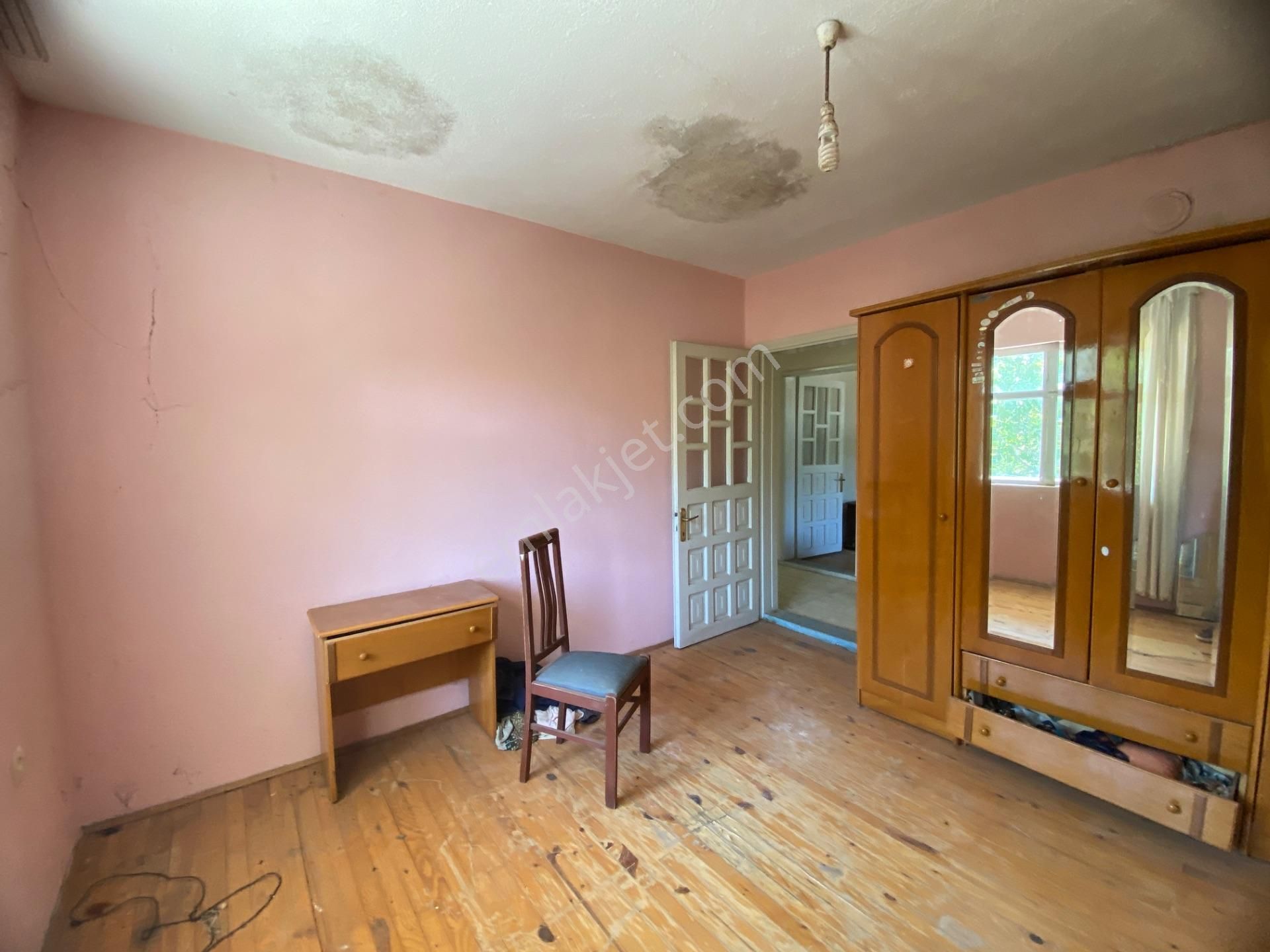 Bergama Kozak Karaveliler’de Satılık Köy Evi Ve Arsası - Görsel 24