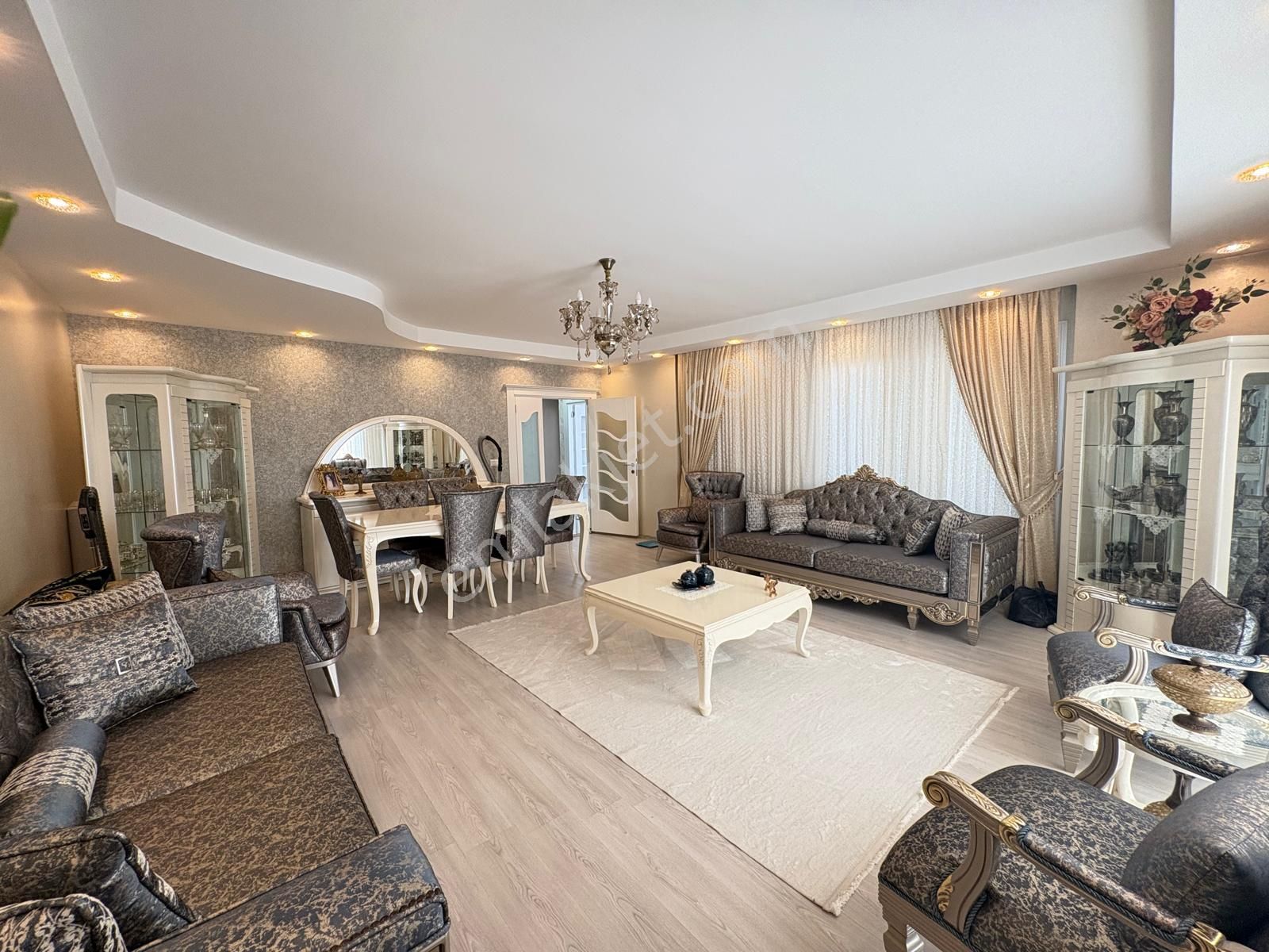 Prestijden Cumhuriyet'te Site İçi Doğalgazlı Asansörlü 3+1 Daire