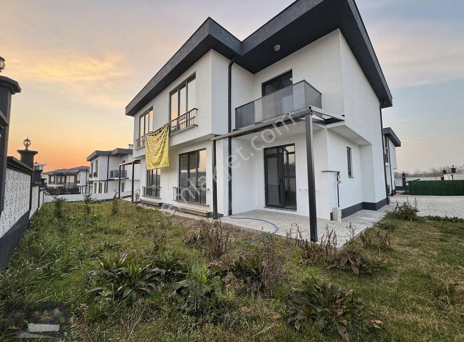 Karamanda 336m2 - 8+2 - 6 Banyo, 8 Wc Dublex Müstakil Villa
