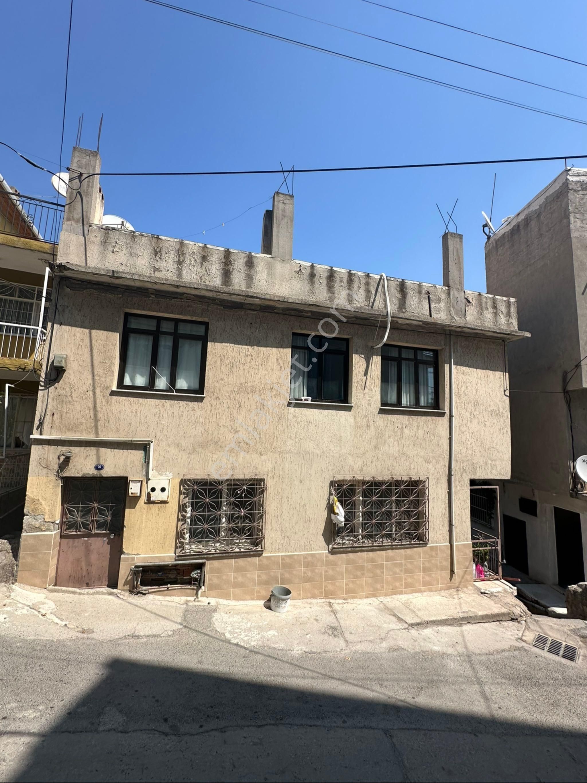Bayraklı’da Satılık 2 Katlı Bina