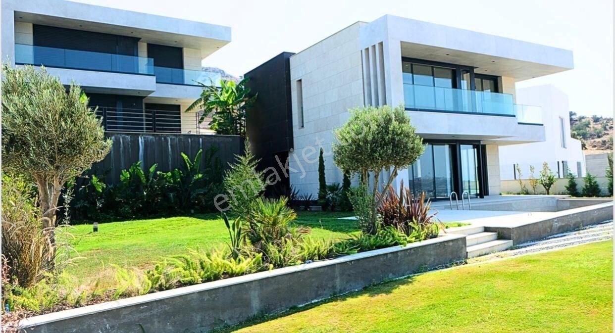 Gümüşlükte Tam Müstakil Doğa Ve Deniz Manzaralı Villa