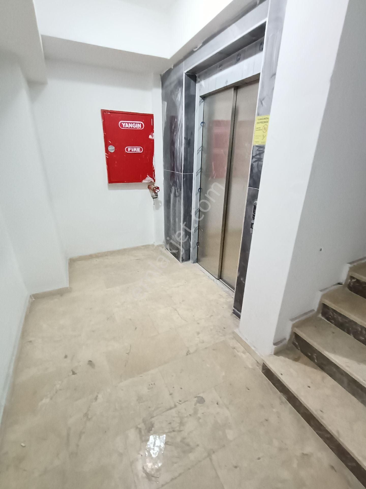 Sultangazi Tramvay Caddesi'nde 550m² Kiralık Dükkan - Görsel 12