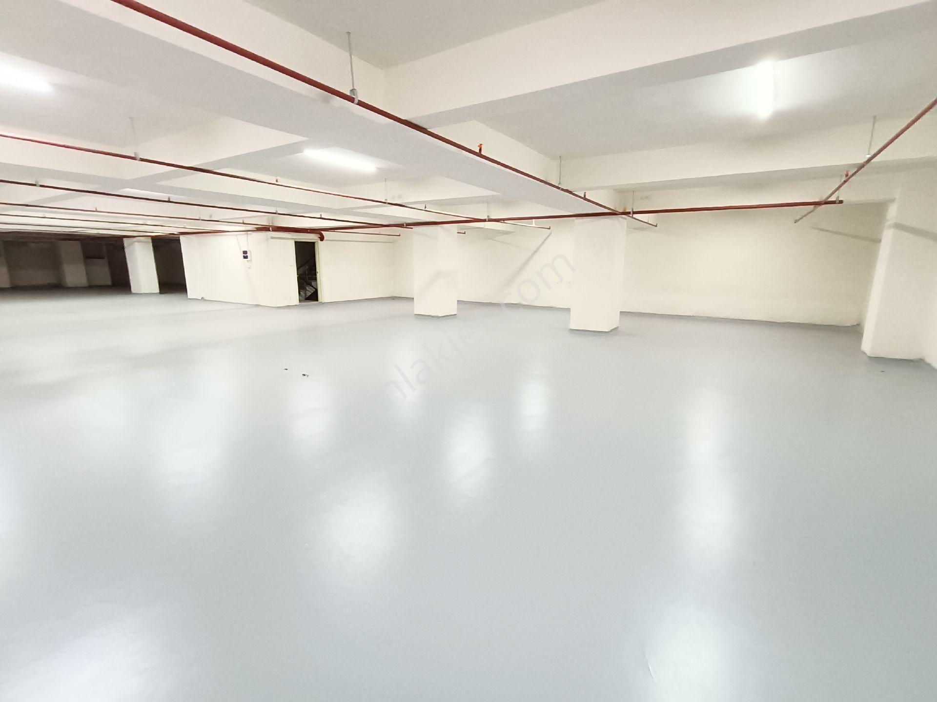 Sultangazi Tramvay Caddesi'nde 550m² Kiralık Dükkan - Görsel 3