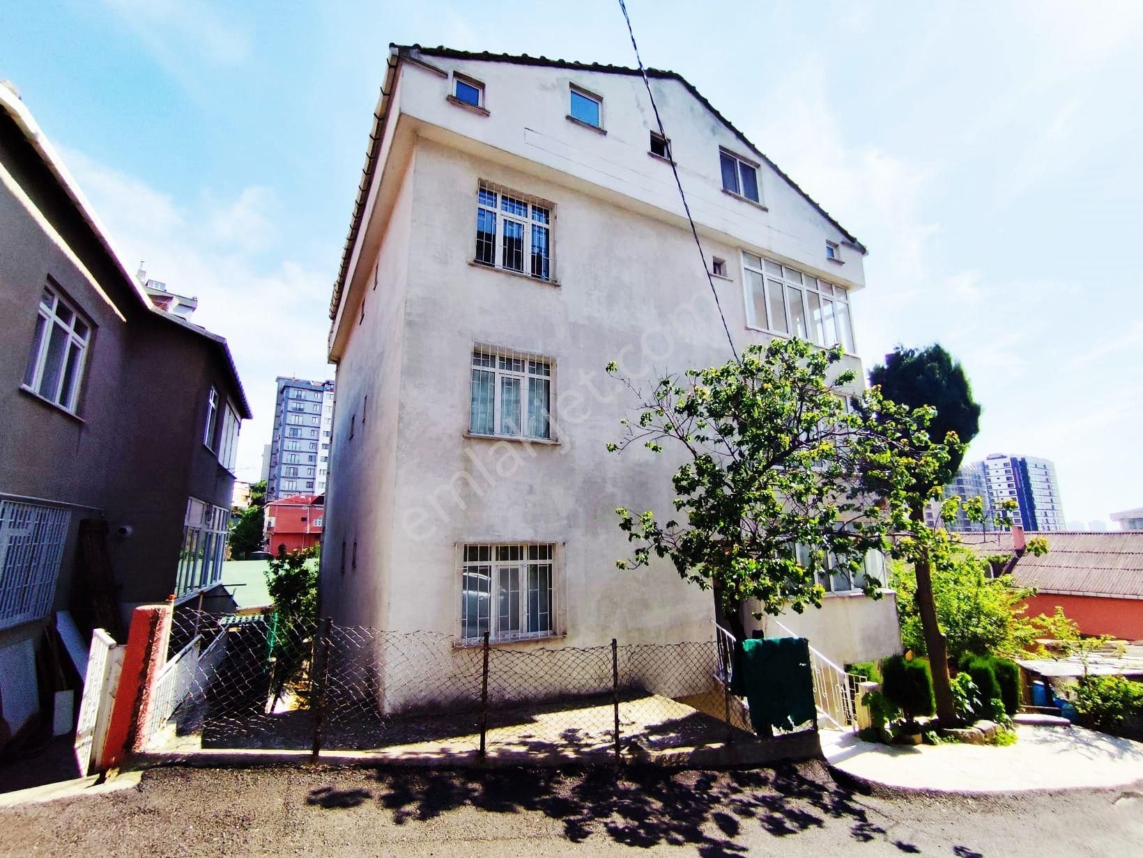 Mertcan Dan Yakacık Meydana Yürüme Arakat 3+1 Çift Balkonlu Kiralık