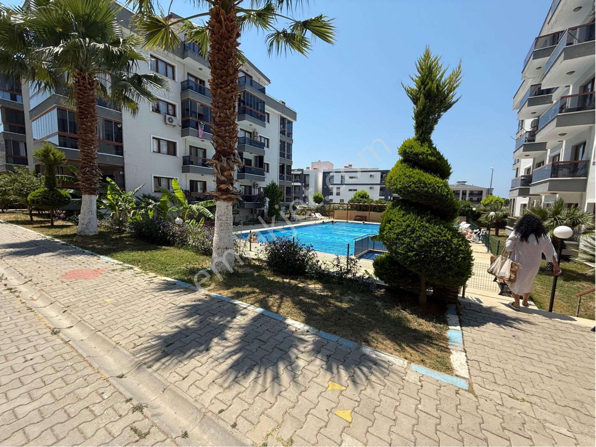 Kuşadası'nda Geniş 3+1 Kapalı Mutfaklı Site İçerisinde Satılık Daire