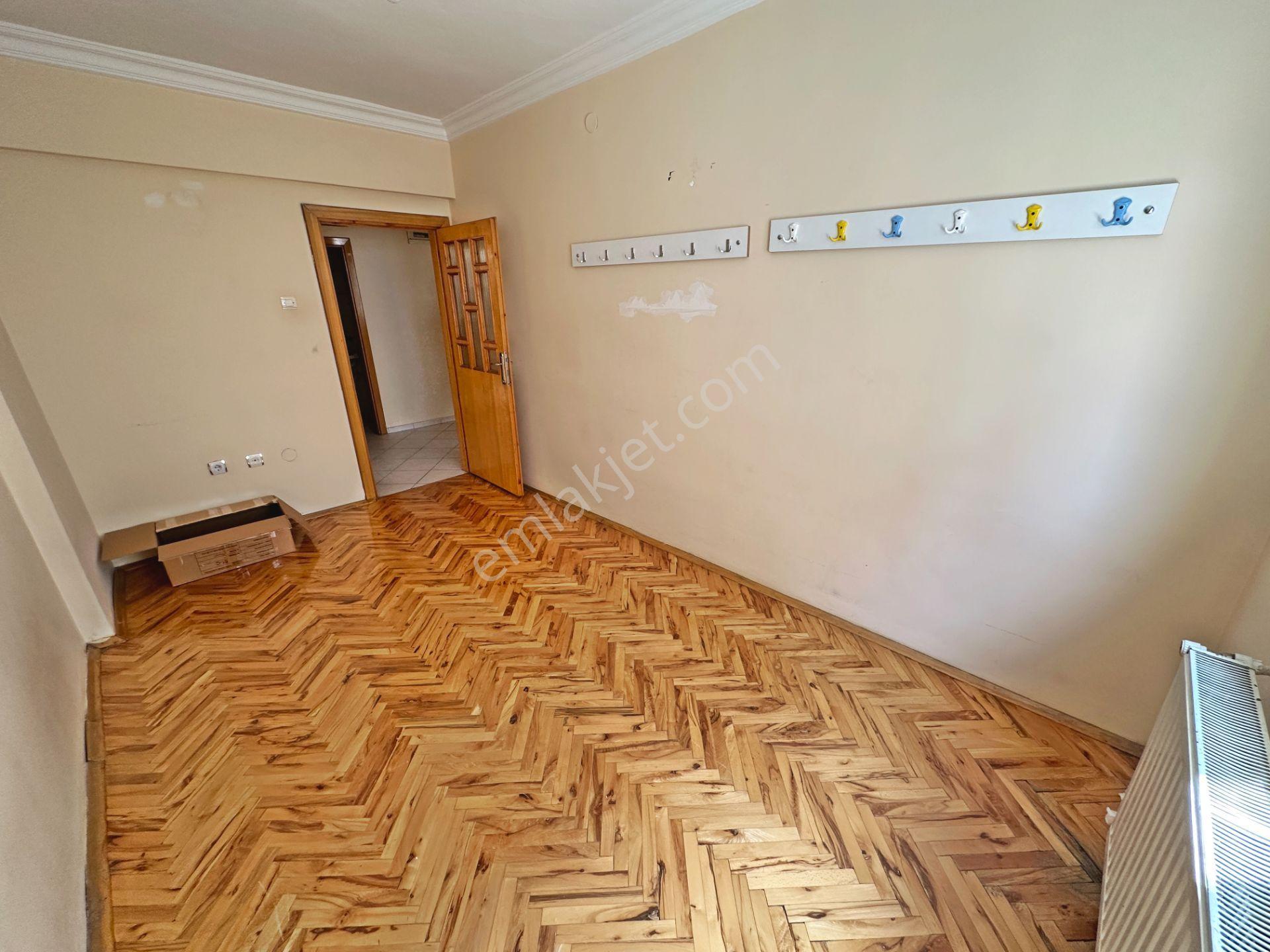 Şafaktepe Mahallesinde Ara Katta Bağımsız Salon 3+1 Satılık Daire - Görsel 14