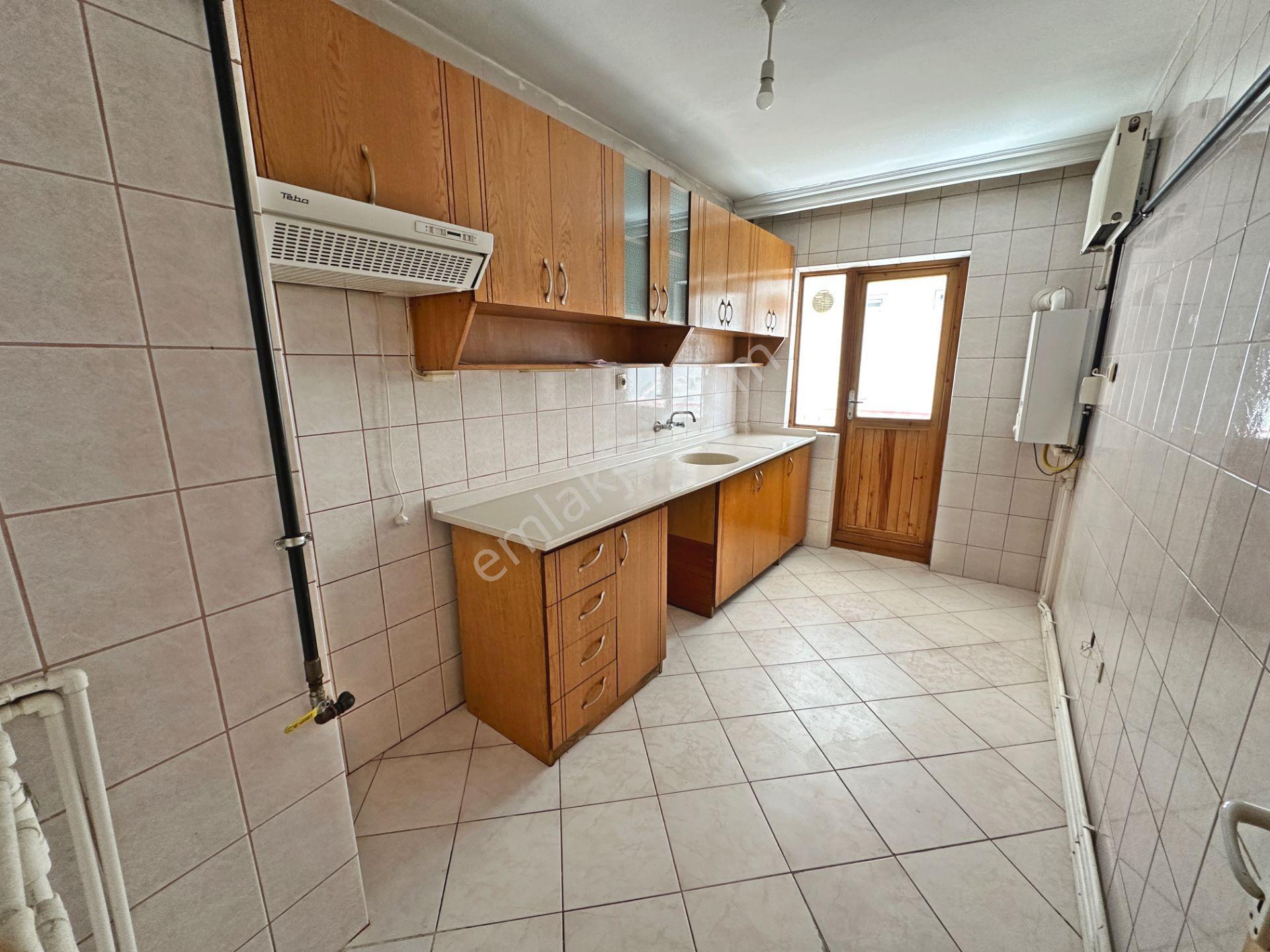 Şafaktepe Mahallesinde Ara Katta Bağımsız Salon 3+1 Satılık Daire - Görsel 7
