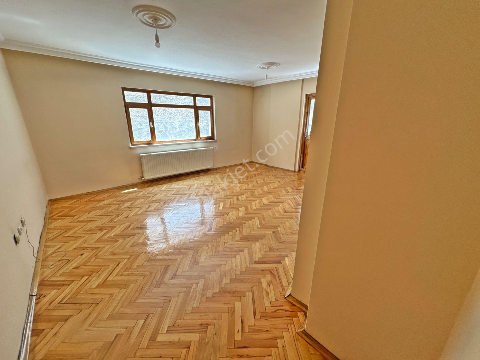 Şafaktepe Mahallesinde Ara Katta Bağımsız Salon 3+1 Satılık Daire - Görsel 2