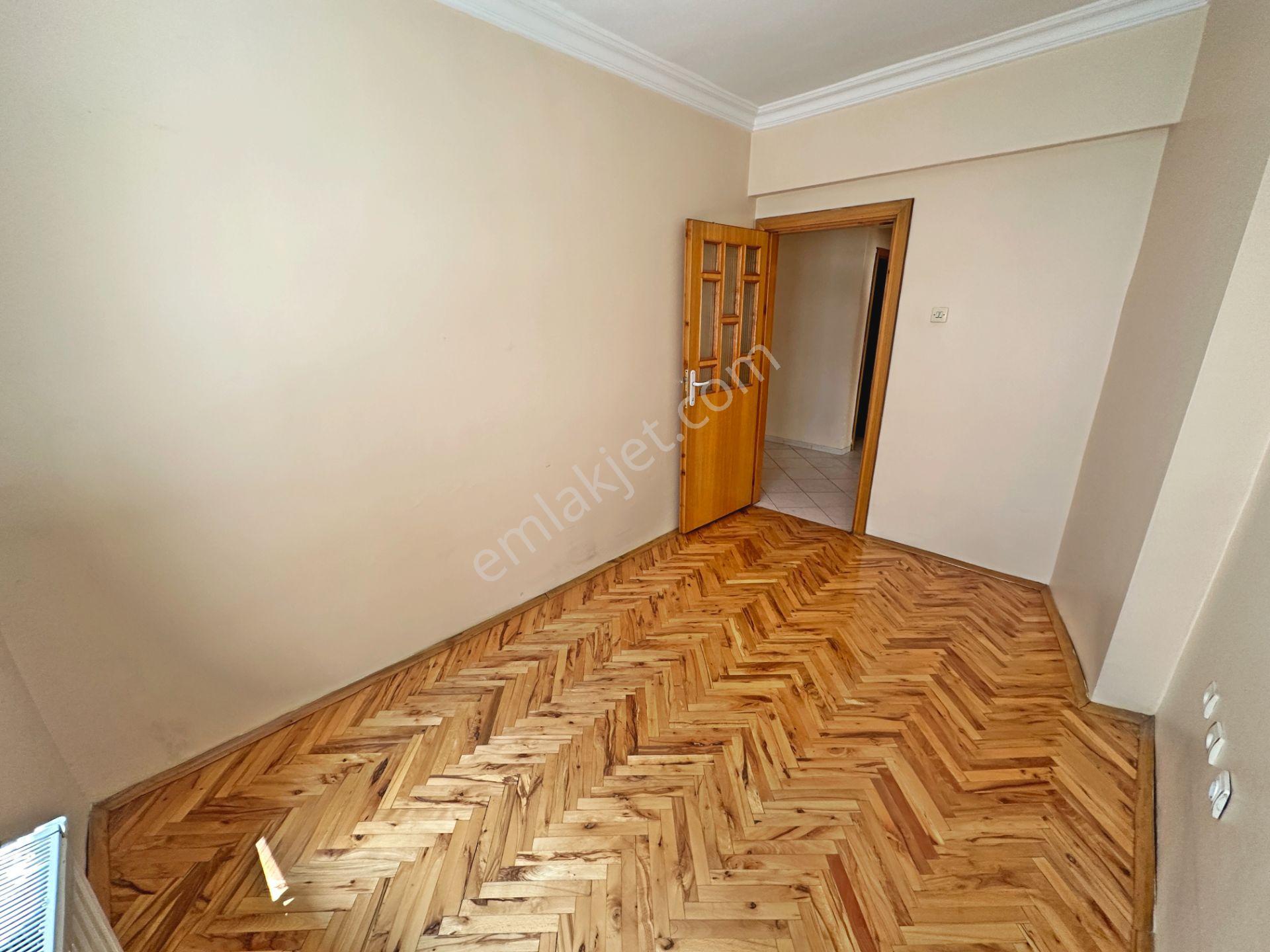 Şafaktepe Mahallesinde Ara Katta Bağımsız Salon 3+1 Satılık Daire - Görsel 17