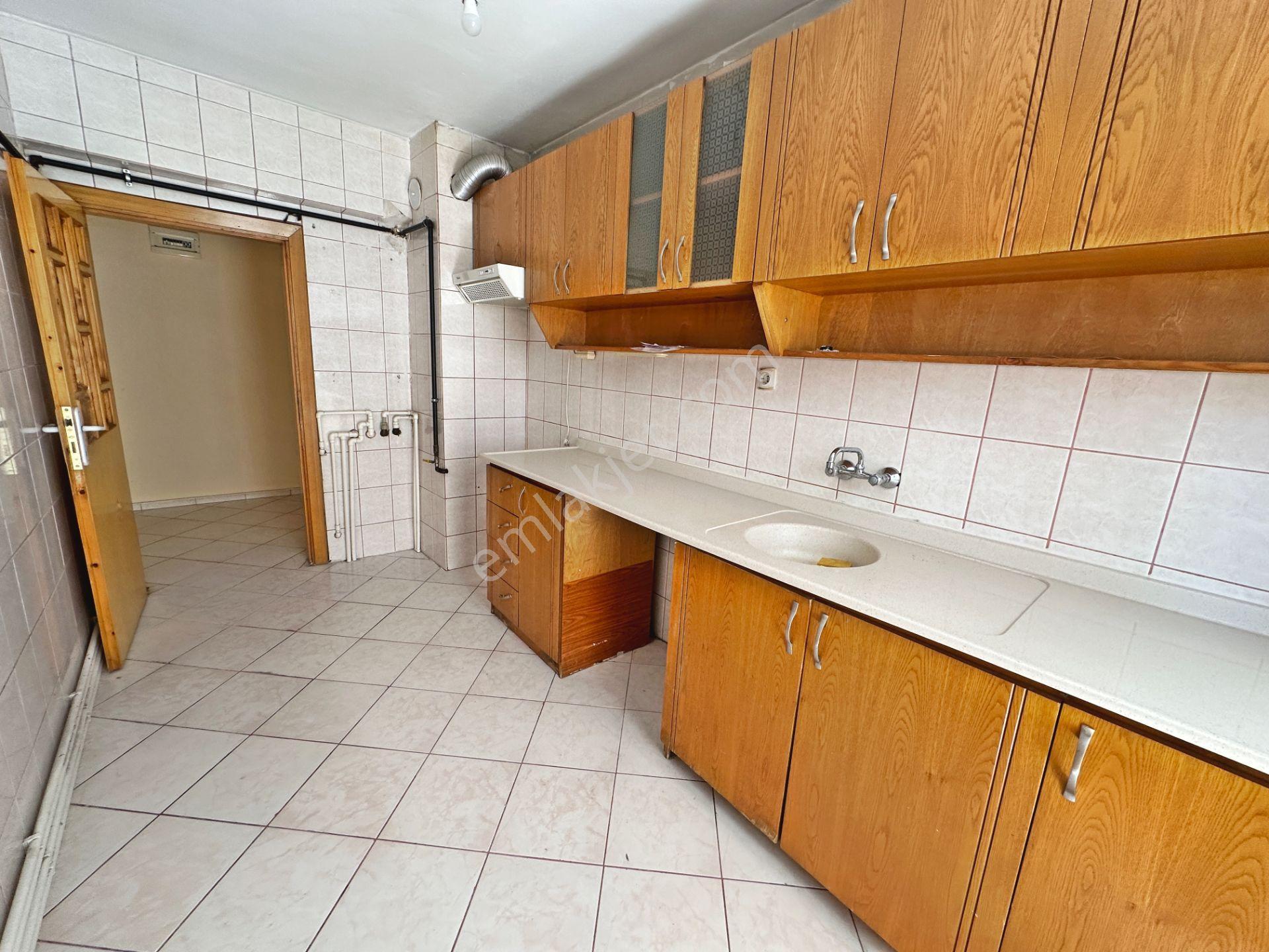 Şafaktepe Mahallesinde Ara Katta Bağımsız Salon 3+1 Satılık Daire - Görsel 10