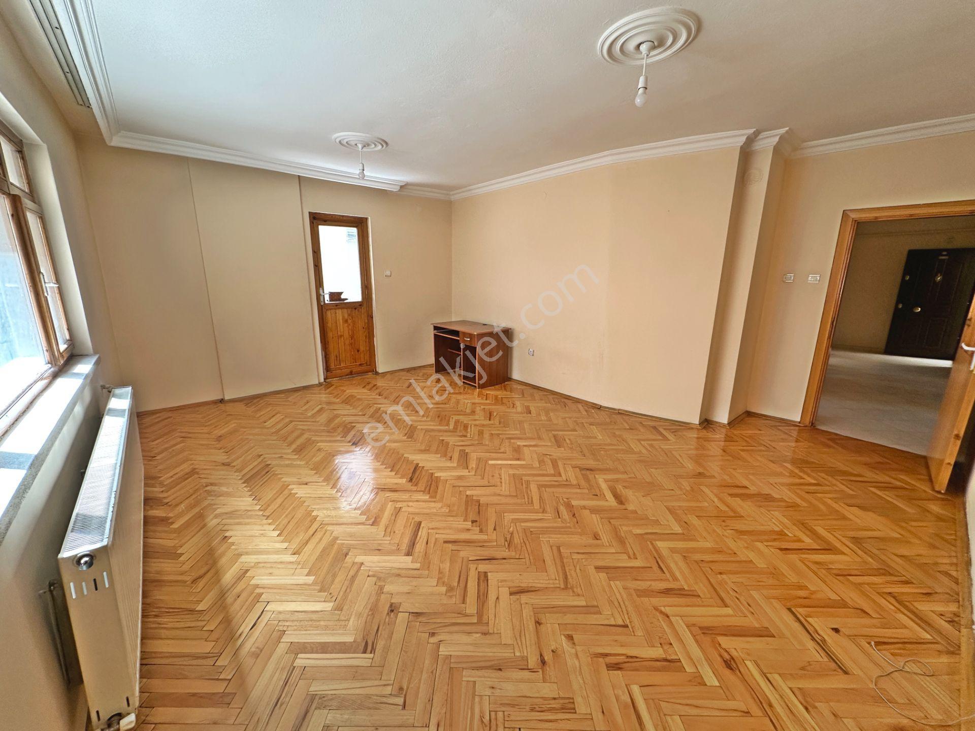 Şafaktepe Mahallesinde Ara Katta Bağımsız Salon 3+1 Satılık Daire - Görsel 3