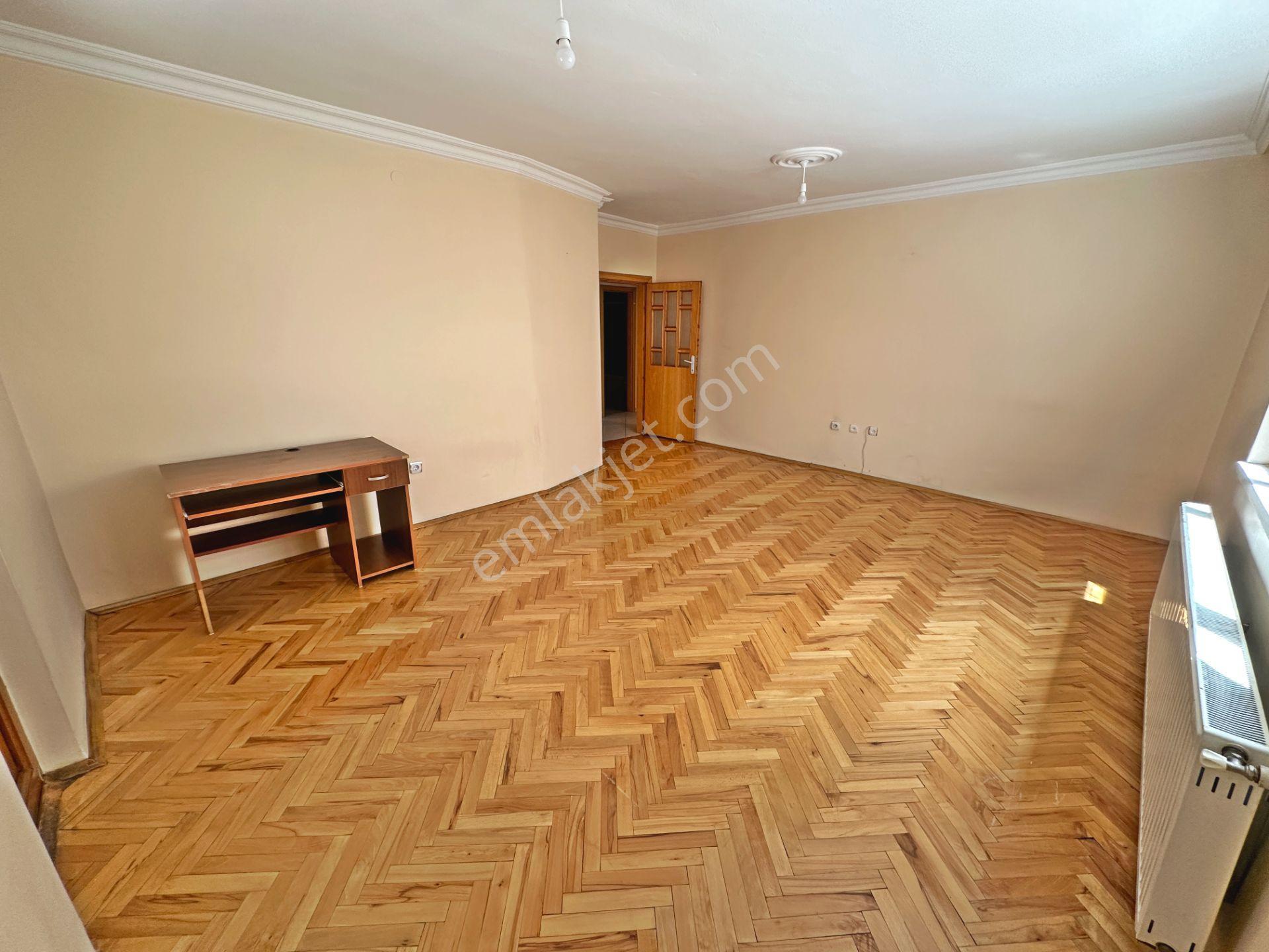Şafaktepe Mahallesinde Ara Katta Bağımsız Salon 3+1 Satılık Daire - Görsel 4