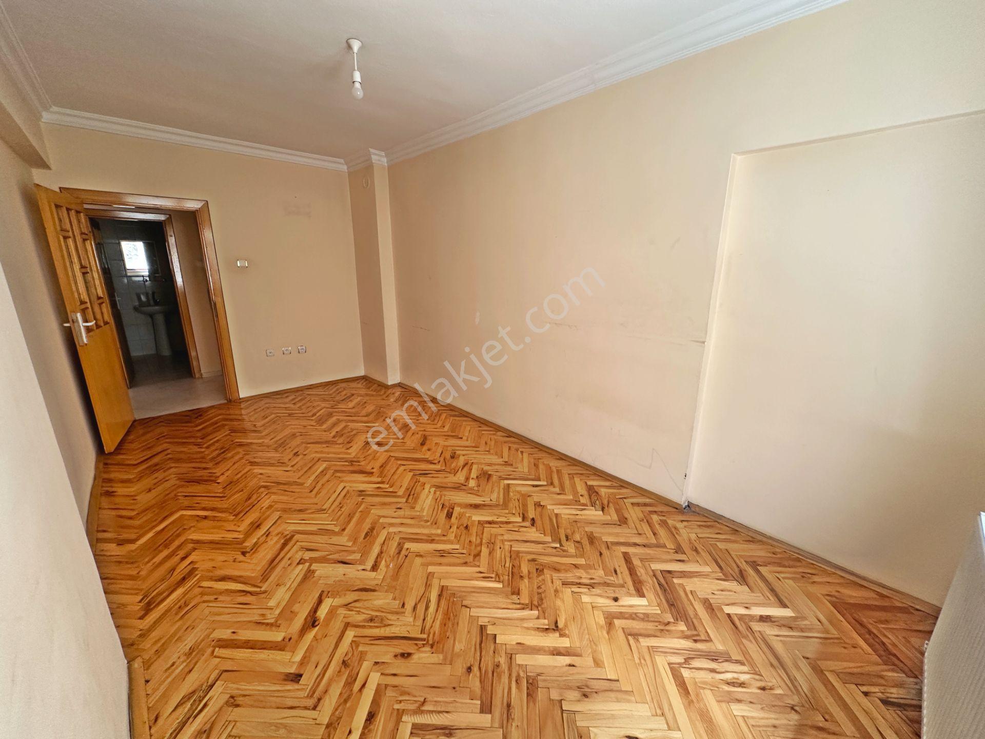Şafaktepe Mahallesinde Ara Katta Bağımsız Salon 3+1 Satılık Daire - Görsel 23