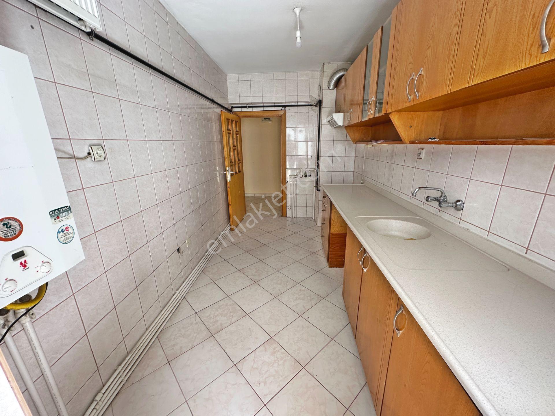 Şafaktepe Mahallesinde Ara Katta Bağımsız Salon 3+1 Satılık Daire - Görsel 9