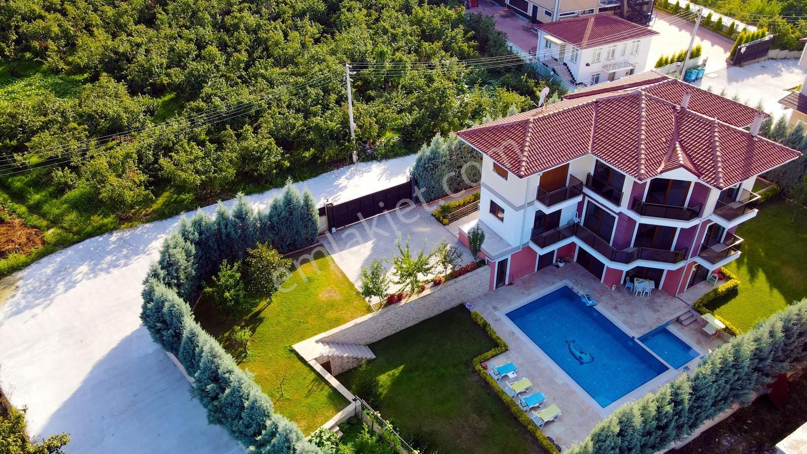 Kartepe Maşukiye 1.000 M² Arsa İçinde 5+2 Havuzlu Satılık Villa