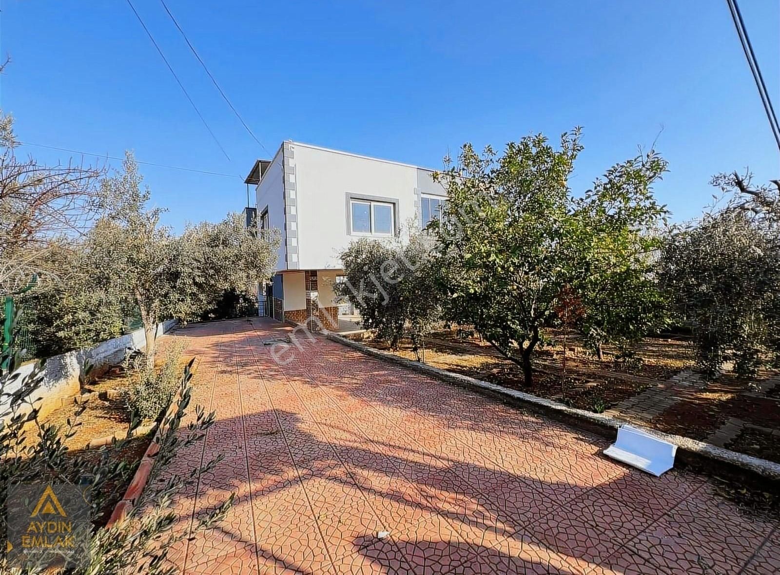 Aydın'dan Yahya Akel Fen Lisesi Civ. 430m2 Arsalı Satılık Villa