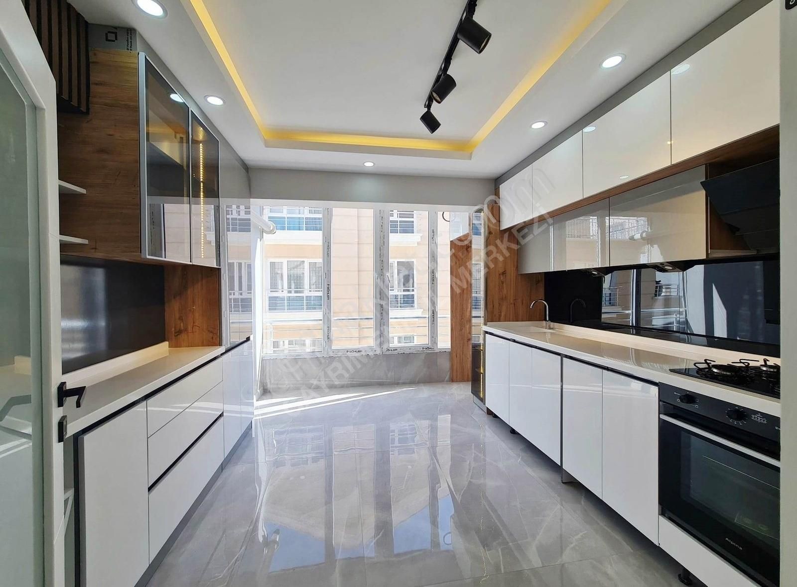 İstasyon Mh.de Geniş M2 Arakat Ebeveyn Banyolu 3+1 Satılık Daire