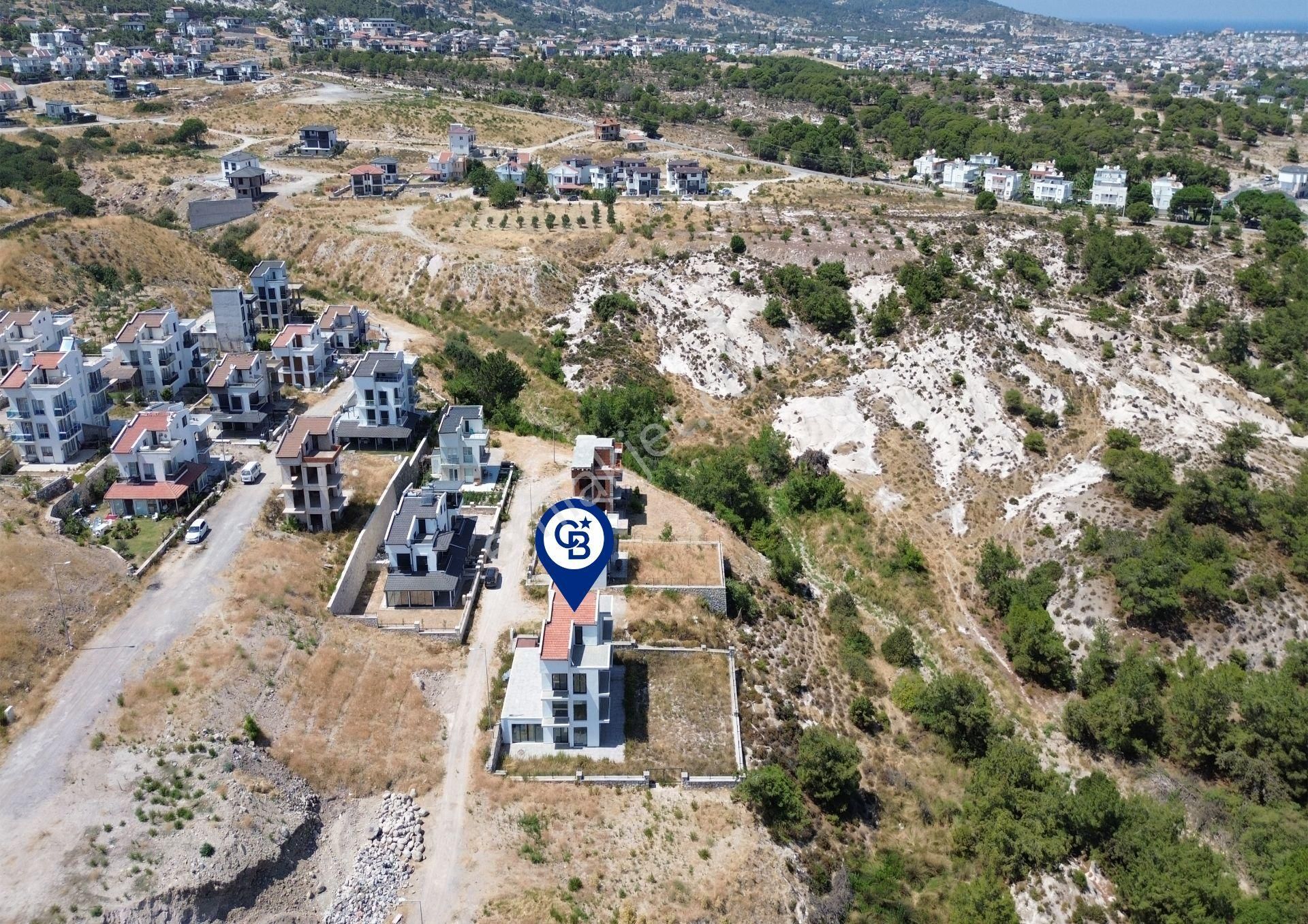 Mordoğan Kamukent Sitesi'nde 6+2 Tam Müstakil Villa