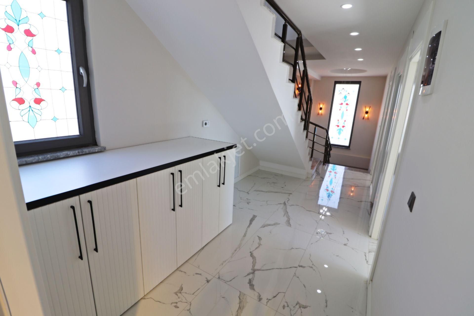 Altınoluk Ta Sessiz Ve Huzurlu Konumda Deniz Manzaralı 5+1 Villa - Görsel 23