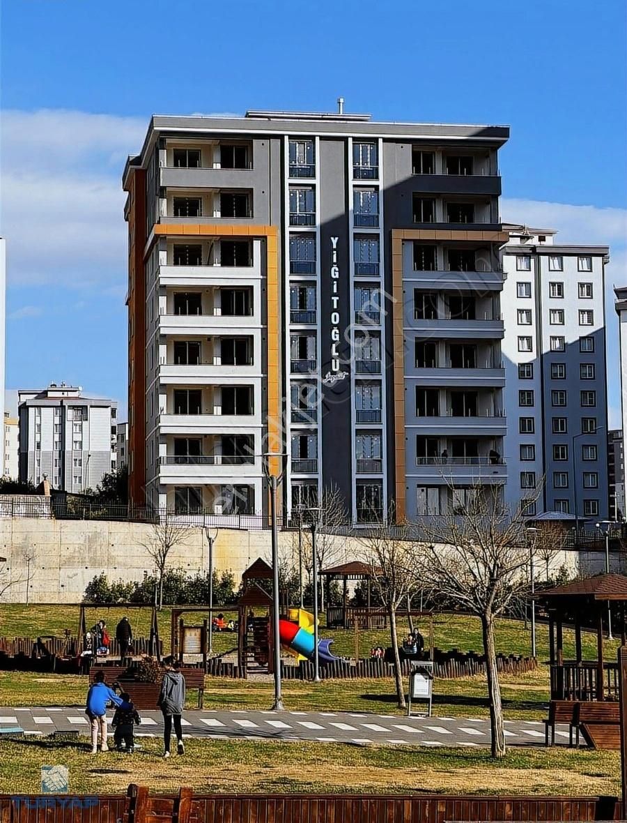 Binevler Turyaptan İzzet Begoviç Parkına Bakan Cephede Arakat