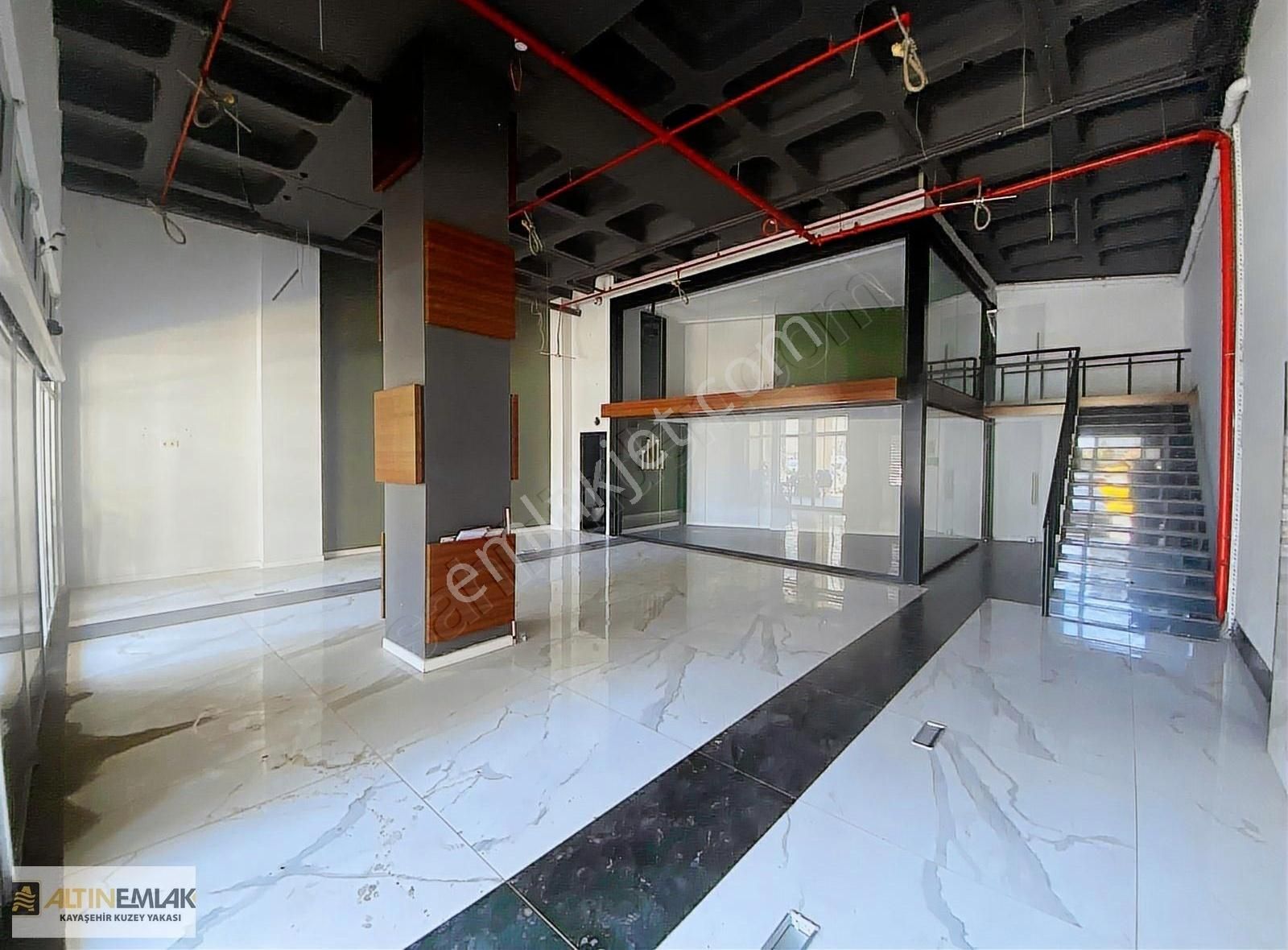 Park Mavera 1'de Geniş Cepheli 240m2 Boş Satılık Dükkan