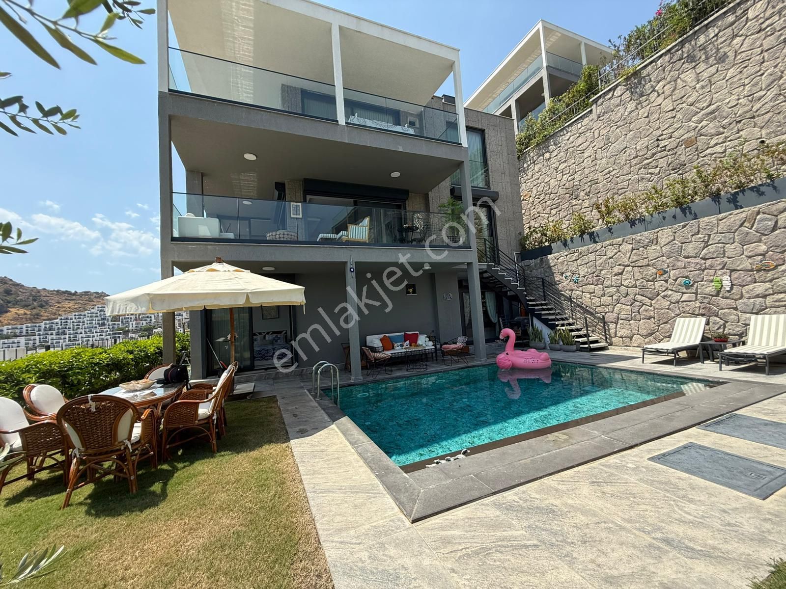 Gündoğanda Satılık Havuzlu Deniz Manzaralı 3+1 Villa