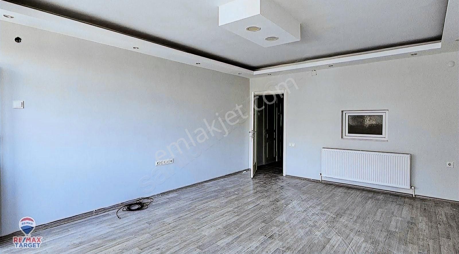 Karataş'ta 3+1 Tadilatlı Kiralık Daire