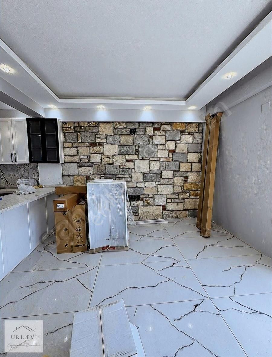 Urla Merkezi Konumda Deniz Manzaralı Kiralık 2+1 Daire - Görsel 4