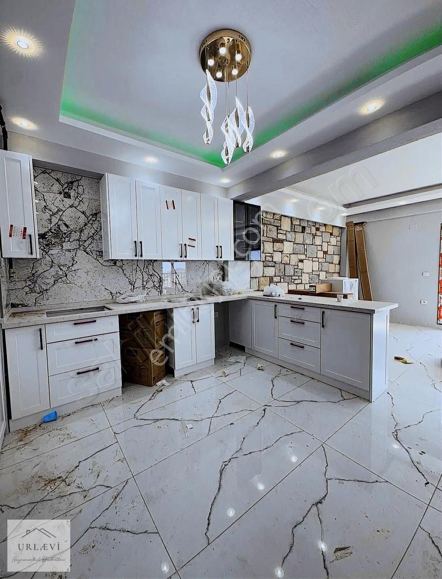 Urla Merkezi Konumda Deniz Manzaralı Kiralık 2+1 Daire - Görsel 2