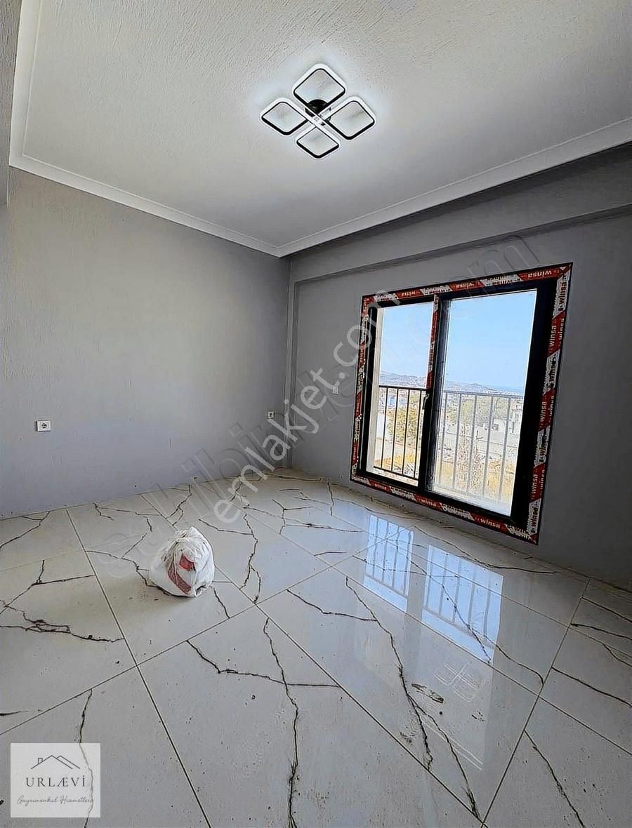Urla Merkezi Konumda Deniz Manzaralı Kiralık 2+1 Daire - Görsel 3