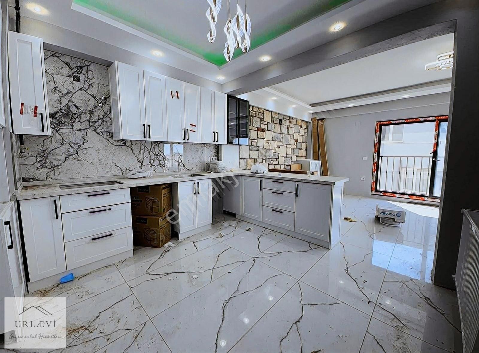 Urla Merkezi Konumda Deniz Manzaralı Kiralık 2+1 Daire - Görsel 10