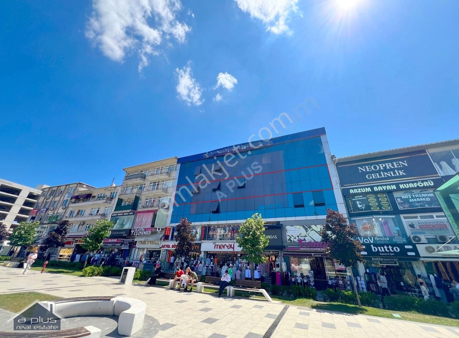 Ümraniye, Meydan Cepheli 500 M² Kiralık Plaza Katı