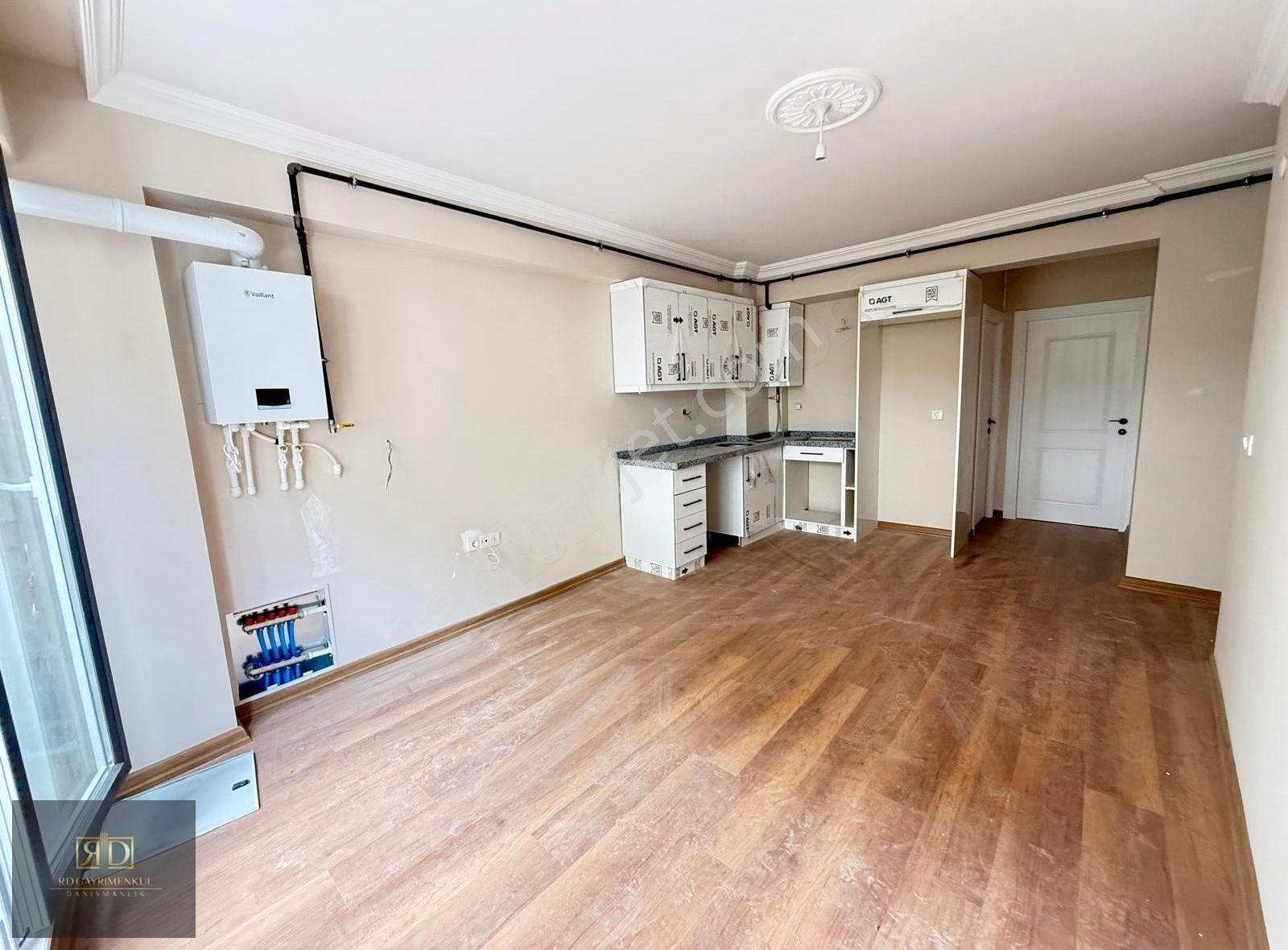Aslan Sokak'da Caddeye 50 Mt 5.kat Kiralık 2+1 Daire