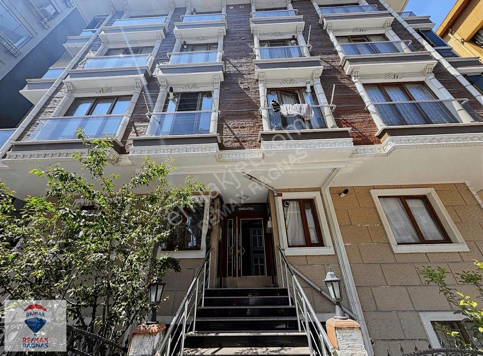 Ümraniye Şehzade Caddesinde 2+1 110m² Otoparklı Satılık Daire