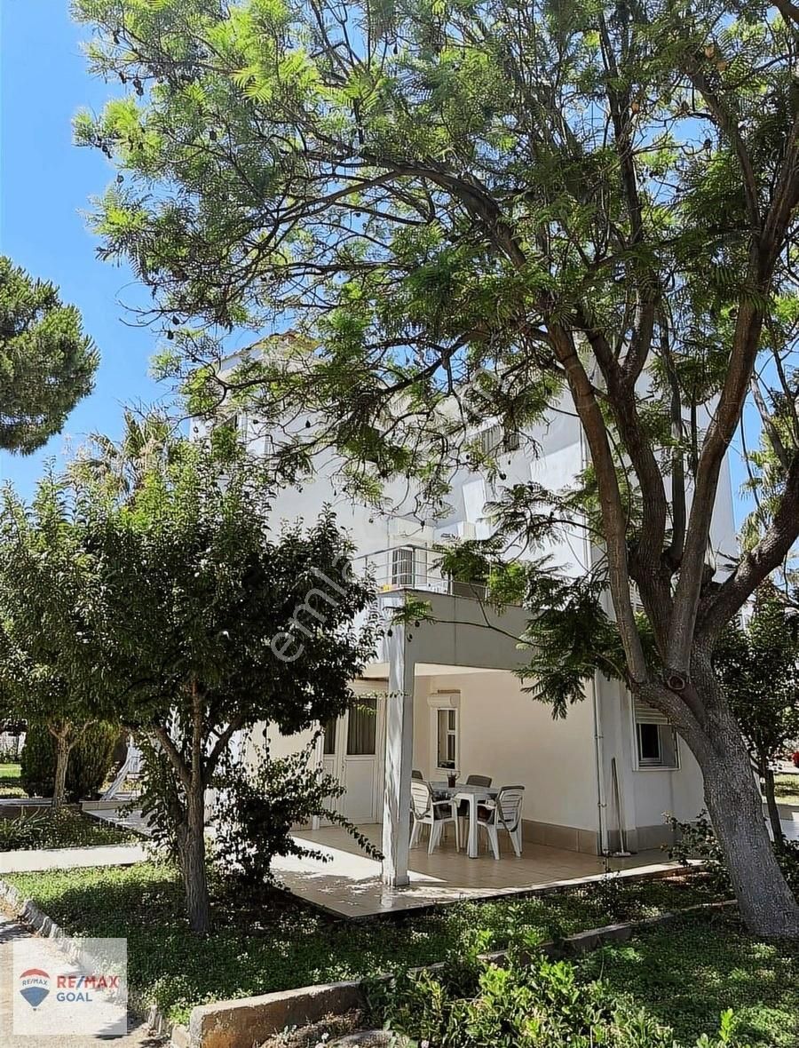 Parlamenterler Sitesi Denize Yakın Ana Caddede Satılık Villa