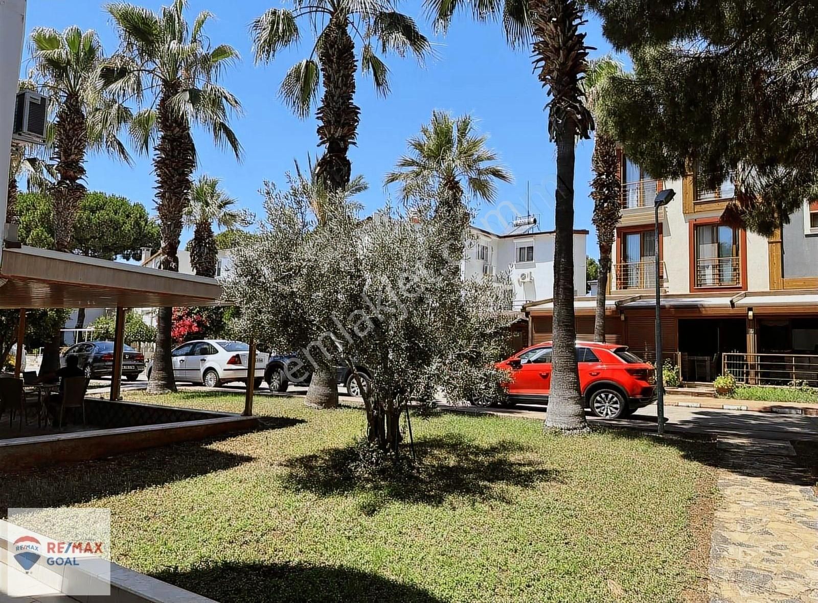 Parlamenterler Sitesi Denize Yakın Ana Caddede Satılık Villa - Görsel 3