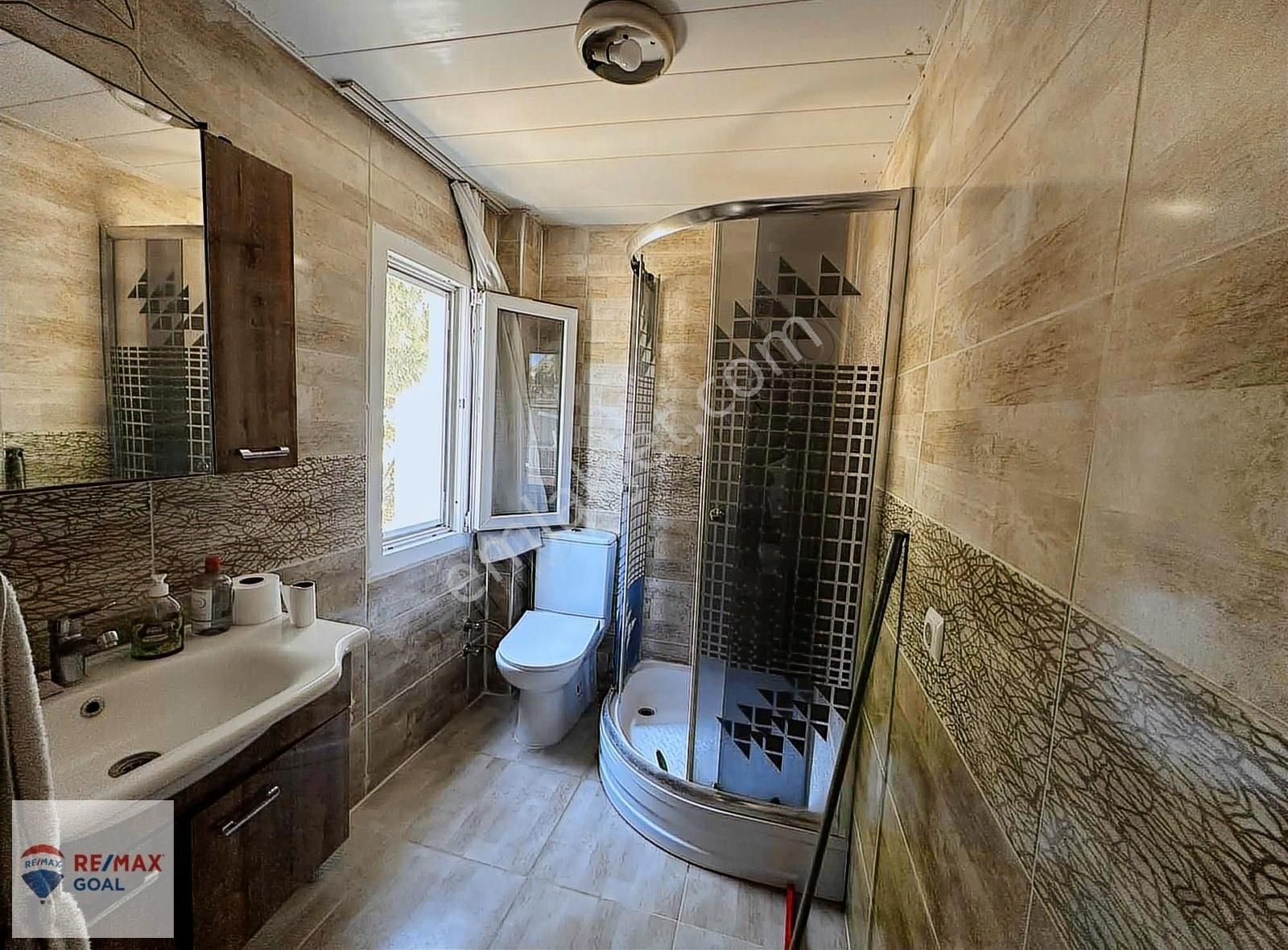 Parlamenterler Sitesi Denize Yakın Ana Caddede Satılık Villa - Görsel 2