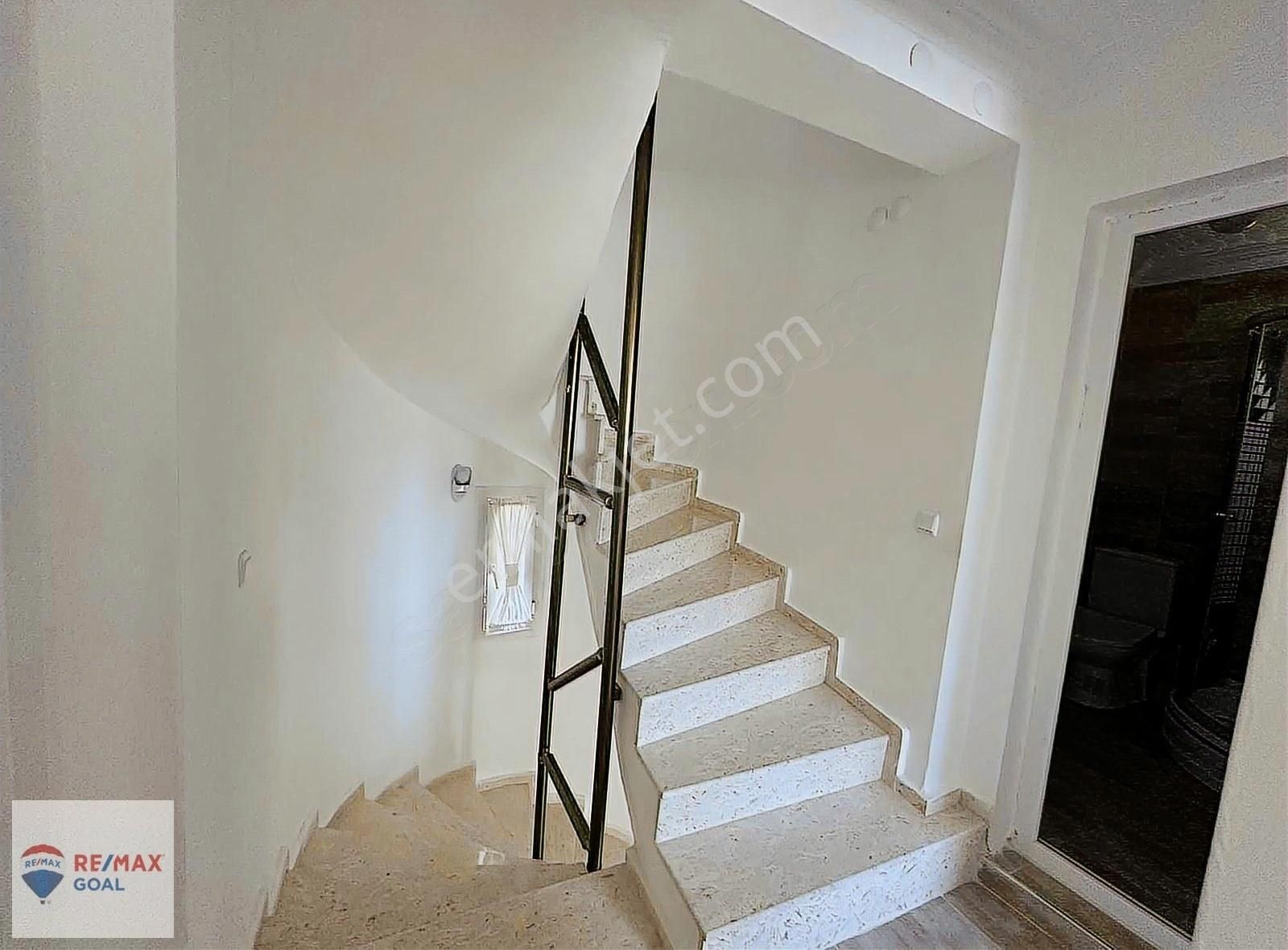 Parlamenterler Sitesi Denize Yakın Ana Caddede Satılık Villa - Görsel 15