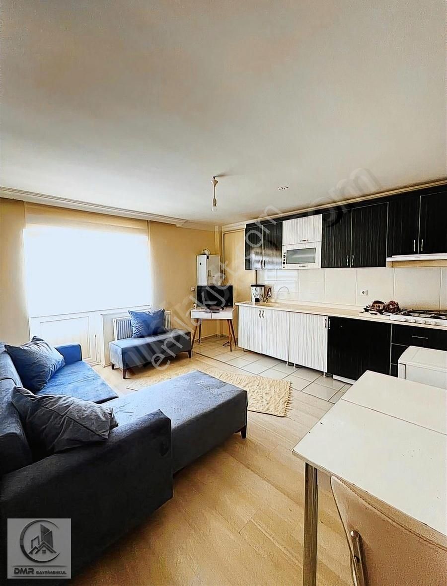 Dmr'den 1+1 Geniş Balkonlu Caddeye Yakın Ara Kat Kiralık Apart
