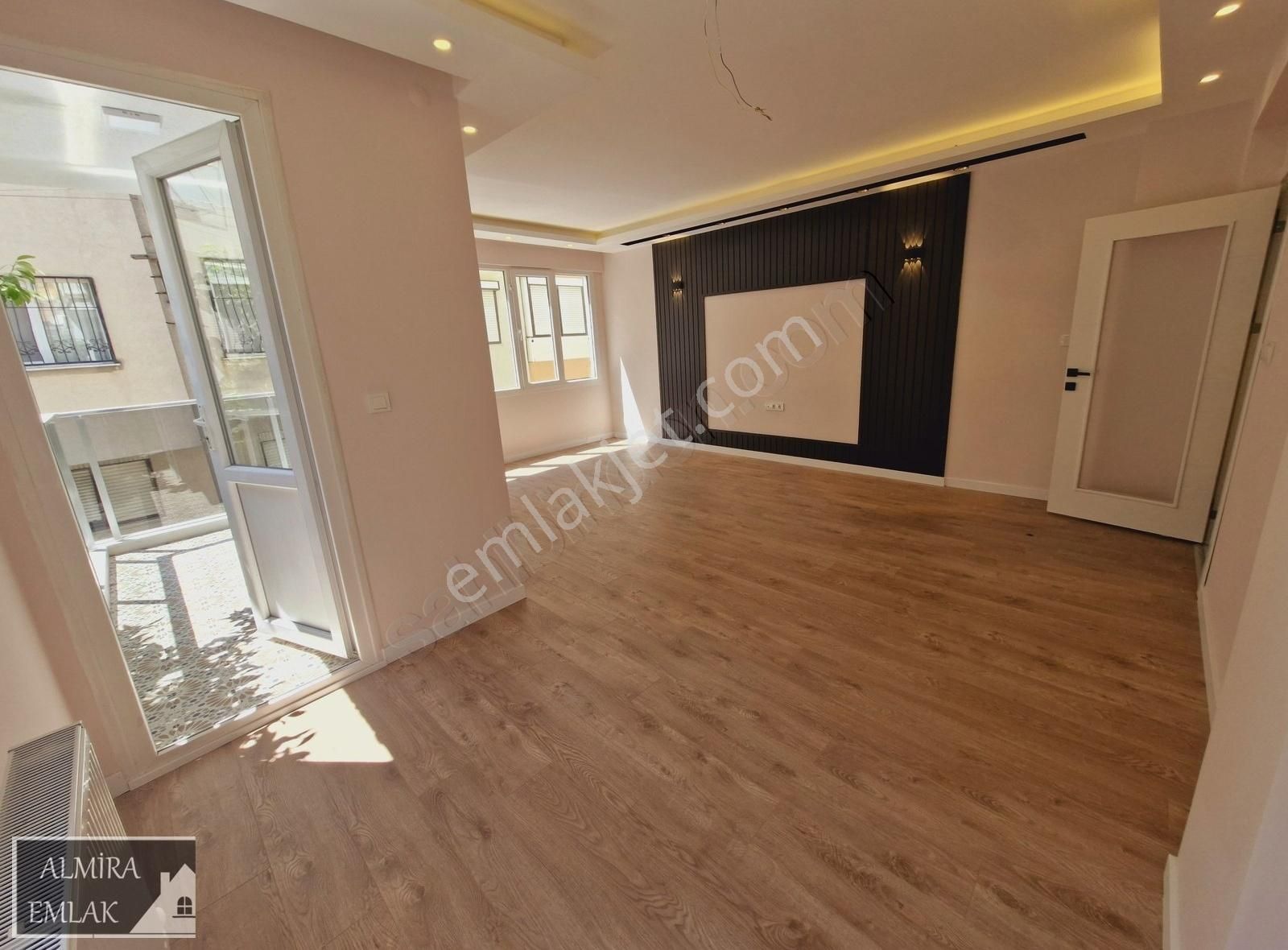 İnönü Cad, Arka Sokağı 3+1 130m2 Arakat Köşe Daire Lüks Dekorlu