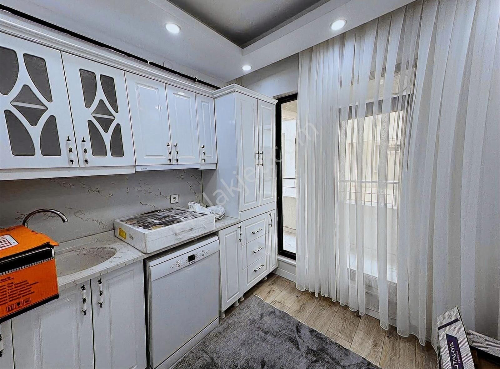 İks Emlaktan Sıfır Çarşı İçinde Kiralık Daire