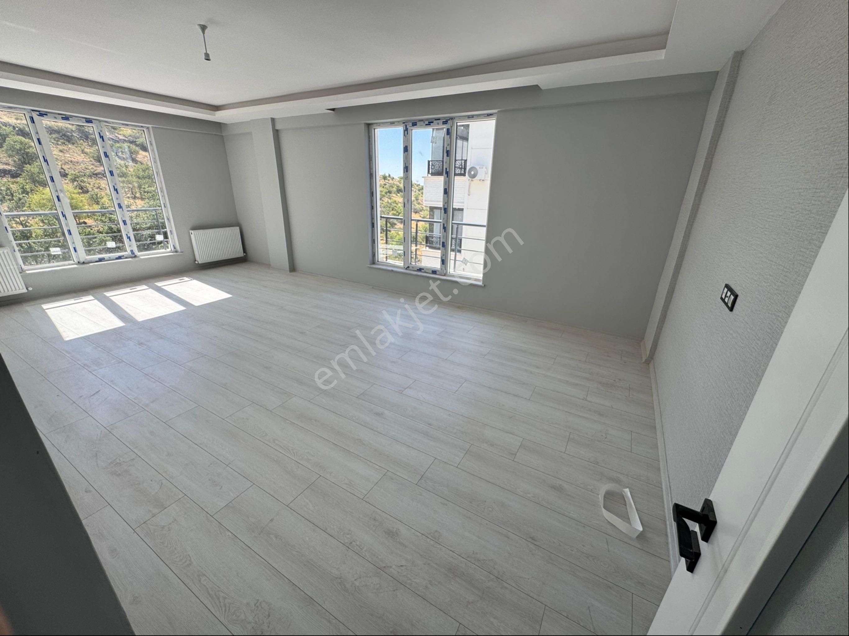 4,5+1 Sahibinden Kapalı Açık Otoparklı Hamamlı Lüks Kiralık
