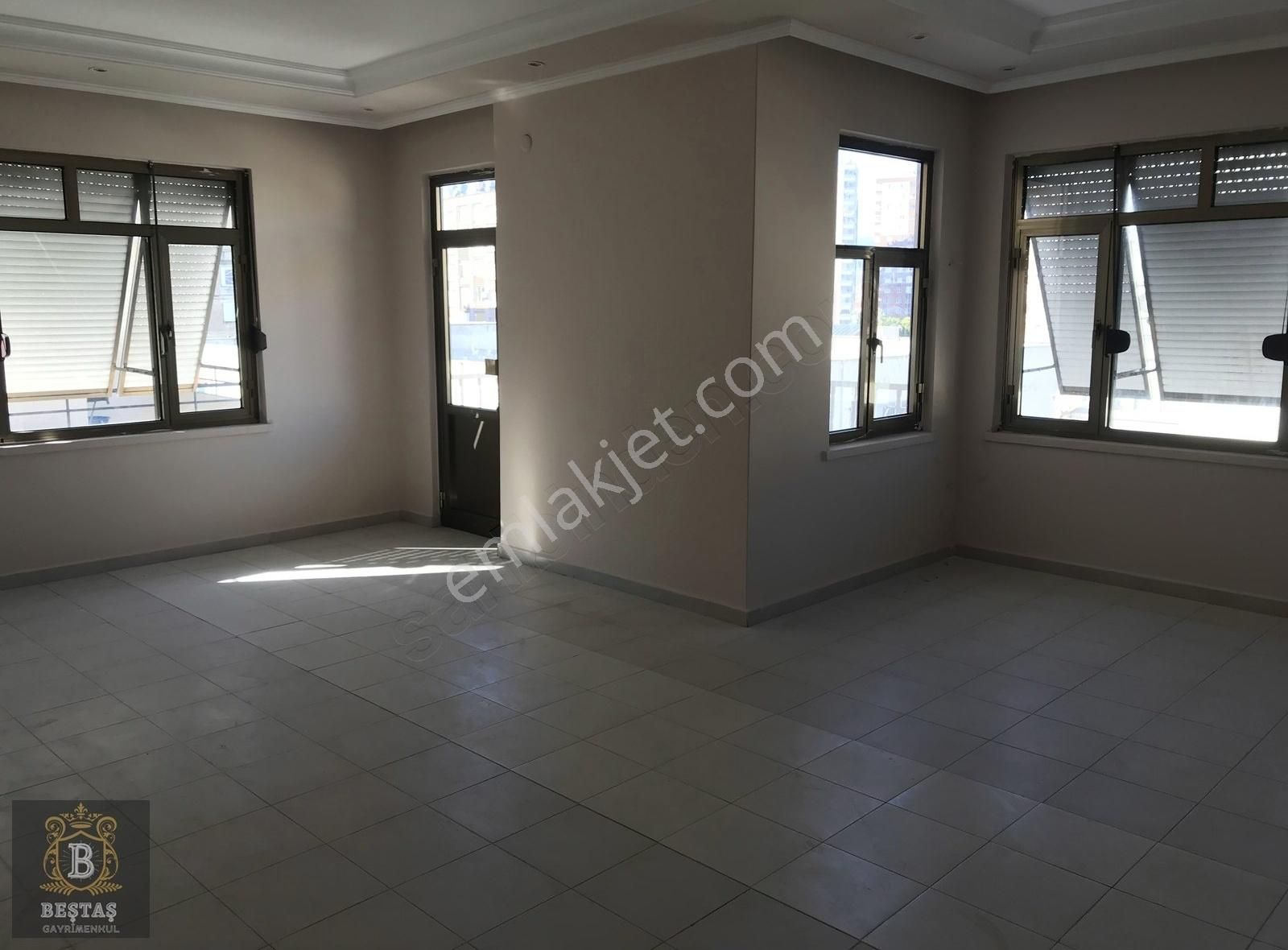 Beştaştan Palmiyede Asansörlü Otoparklı Kiralık 4+1 Daire