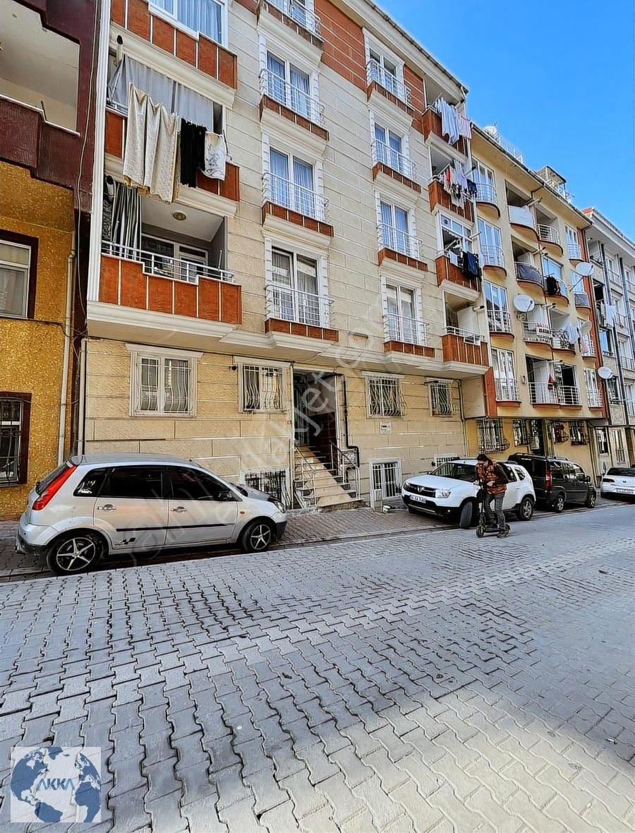 Metrobüse Yakın 2+1 Balkonlu 1. Katta Çift Cephe Satılık Daire